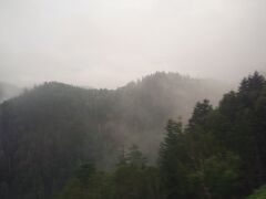 石北峠越え。外は水墨画よろしく霧雨模様。これもまた、一興！