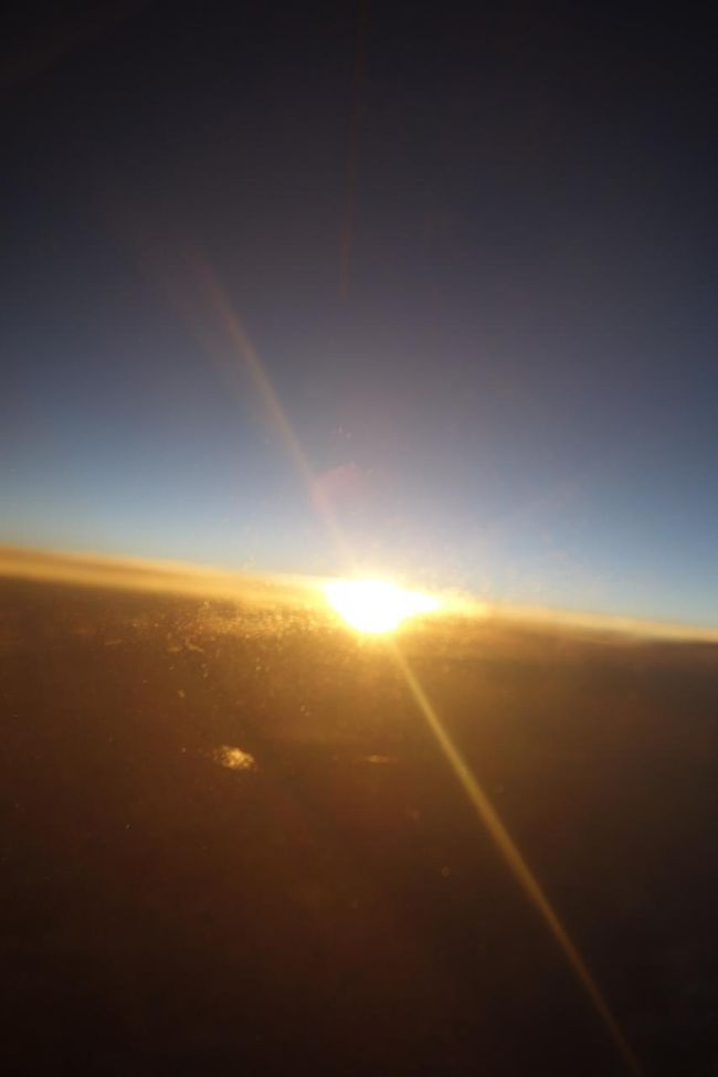 またまた遅延でしたが、無事離陸。<br /><br />夕日が美しかった。<br /><br />振り返ってみると、やりたかったことがちゃんと全部できたので大満足。<br /><br />でも、台風シーズンは、ちょっと避けたいな〜。