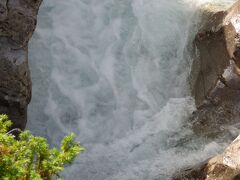 　　次に訪れたのがMaligne Canyonと呼ばれているところです。キャニオンだなんて聞くと、グランド･キャニオンのようなふかぁ〜い谷を思ってしまいますが、いやいやそれほどのことはありません。

　　日本にもあるような急流の水が穿った谷をそれはそれは綺麗な水が大量にど〜ッと流れていくのでございます。そこが決定的に違うんですが、周りの見物客の雰囲気がどうしてもそれを引き戻してしまうんでございますよ。

　　大半がアジアの大陸系の皆様です。
