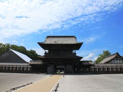 次に、加賀藩２代藩主前田利長公の菩提寺である瑞龍寺へ向かいました。

ついさっきまで降っていた雨はどこへ行ってしまったのやら。

気温も上がり、蒸し暑い中での参詣となりました。

国宝の山門は、その巨大さが訪れる者を圧倒します。

江戸時代初期、正保２年に建てられた山門は万治元年に移転されましたが、延享３年に火災によって消失してしまい、文政３年に再建されたのが現在の山門です。

山門の左右には金剛力士像が安置され、境内を邪気から守護しています。