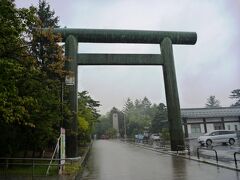 あくる日の天気は強い雨となってしまいました。

屋外を歩くだけでもずぶぬれになることを覚悟しなければならないほどの雨です。

ホテルでのんびり過ごして雨が弱まるのを待ちましたが、その気配はまったくありません。

金沢城は諦め、石川護国神社だけを参拝することにしました。

旧内務大臣指定護国神社はすべて参拝しましたが、石川護国神社は前回の参拝からしばらく時間が過ぎているので、もう一度訪れたいと思うようになっていたのでした。

駐車場へ車を停めて、いざ車外へ。

境内をあるくと、あっという間にズボンの裾が水浸しになってしまいました。