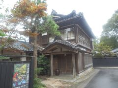 路地に入り旧第四銀行村上支店長住宅．
1936(S11)年建造，木造2階建，入母屋造，桟瓦葺，起り破風車寄玄関付，国登録有形文化財．
近隣の黒板塀と合いまった景観がよい．