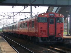 2015.08.15　直江
タラコ色の４両編成は風格を感じる。いかにも幹線の途中駅といったつくり。