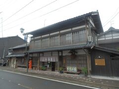 益甚酒店．古くからの造り酒屋．戦中に市内の複数の造り酒屋で合併し現在に至るようだ．
店舗は，1934(S9)年建造，木造2階建，切妻造平入，桟瓦葺，内部では酒の販売，古い道具の展示がされている．
主屋,酒蔵,土蔵ともども国登録有形文化財．