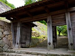 〔 鳥取城跡 久松公園 〕

さてさて、ここから久松公園内にある「任風閣」に引き続き、この公園の本来の主である「鳥取城跡」をぐるっと見ていきましょう☆

この「鳥取城」は戦国時代の16世紀中頃に築城され、その後羽柴秀吉の兵糧攻めの舞台ともなり、江戸時代には鳥取藩32万石の居城として役割を果たしたお城で、日本100名城に指定されています。

まずは“西坂下御門”から二の丸跡へと、石段を登ってゆきます。
