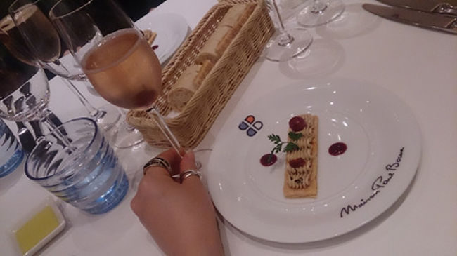 さて……いただきましょう。<br /><br />Aperitif　Maison　Griotte<br />キル酒に漬けこんだサクランボのこと。淡いピンク色になってかわいかったです。