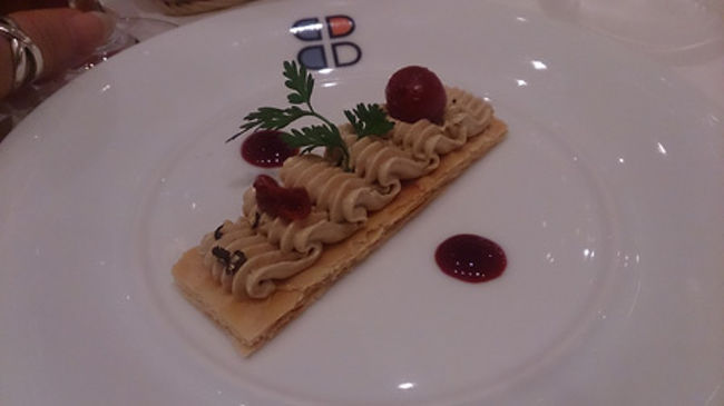 この日はロワール地方のワイン。フランス最大のワインの生産地。お城を建てるために石を掘り起こした後の穴を使ってワインセラーにしているらしいです。<br /><br />フォアグラの軽いムースのタルティーヌ　グリオッティーヌを添えて<br /><br />フォアグラの軽いムースに合うのは、赤い実！<br />ソテーには合わないのですが、これは文句なしの選択。<br />滑らかな舌触りのムースとさくりとした歯触りのパイ。<br />美味です。