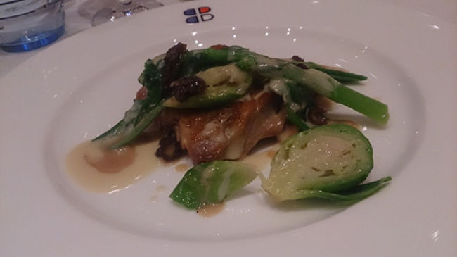 ホロホロ鳥腿肉のソテー　モリーユ茸のクリームソース<br />春野菜のエチュベと一緒に