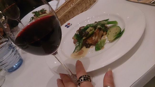 緑色ーという一皿でした。<br />腿肉って！めずらしい！<br />私胸肉よりも好きだけど、フランスの人は胸肉マンセーだよね。と思いつつ。<br />クリームソースが合わないわけがなく、柔らかくジューシーなお肉と共に頂きました。