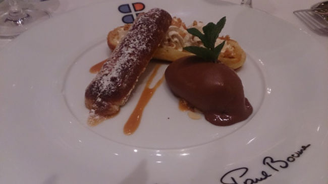 プラリネ風味のエクレール　ショコラのアイスクリーム<br />濃厚なチョコのアイスと共に、さくりとした歯触りのエクレアを頂きます。キャラメルソース、おいしいに決まっているじゃないですかｗｗｗ