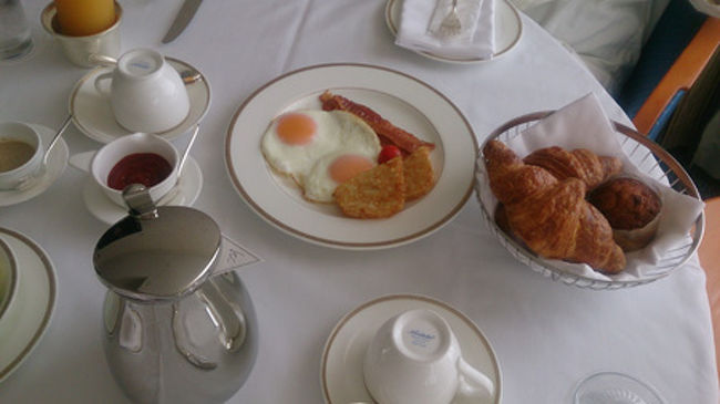 さてその後は千鳥足でホテルに戻り、就寝。<br />翌朝、出掛けるのも面倒でしたので、ホテルの朝ごはんをお願いしましたー！<br />一人分を二人でわけて丁度よい量です。<br /><br />目玉焼きとハッシュポテト、クリスピーなベーコン（焼き加減選択可能）<br />クロワサンとマフィン