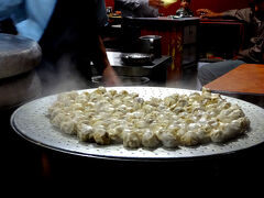 「ニュー・エヴェレスト・モモ・センター」というモモだけしかメニューがない店に入りました。