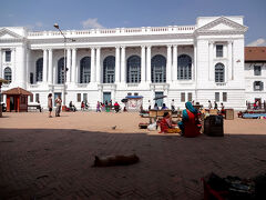 いつものバサンタプル広場のチャーの店に行き、店の前の長椅子に座って1杯Rs10のチャーをいただきながらのティータイム。

白い建物はハヌマン・ドカ（旧王宮）の南側。
19世紀半ば、親英派のラナ将軍の専制時代に王宮が白い漆喰塗りのヨーロッパ様式のネオクラシズム調に改築され、ネワール建築と洋式建築の入り混じったアンバランスな王宮となってしまいました。