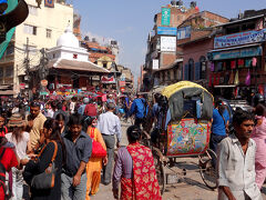 お昼ごろのインドラ・チョーク。