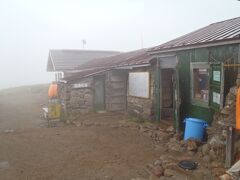 こちらが黒岳石室。更に雨がひどくなってきました。
ここは小屋泊まりもできるのですが、私はテント泊です。