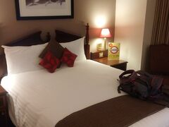 最寄りウエストブロンプトン駅からは一直線で５分くらい。
値段重視で探したホテル「アイビス　ロンドン　アールズコート」

チェーン展開しているホテルで、中心部から離れているもののかなりリーブナブルです！！

部屋はダブルで、内装は思った以上にキレイだったよ！！