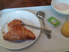 さて、イギリスツアーも終盤。翌日には出国が迫ってます。
丸１日観光できる最後の日。

朝食の写真はこれしかなかった。。。汗
通常の朝食の方です。パンとヨーグルトとフルーツ、ハム、ソーセージとドリンクでしたが個人的には問題ありません！！

アニメは詳しくないけど、けいおんで実際に泊まっているホテルです。
となりの食堂、貨物兼用のＥＶなど気になるので今度見てみようと思いました。

さーさー、便利なホテル前のバス停から、バッキンガム宮殿に向かいます