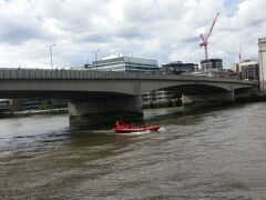 さーー来ましたロンドン橋。
日本で誰もが口ずさんだ事のある橋ですね！

川沿いに歩いて、タワーブリッヂへ。
