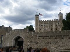 こっち側には、ロンドン塔があります！！
この裏にチューブのタワーヒル駅！！
タワーブリッヂすぐ行きたいなら、タワーブリッヂ駅がいい！！