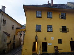 アーチをくぐって旧市街に入ると、黄色い家が。

ここが、ヴラド・ツェペシュの生家。ドラキュラの家です。