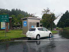 １５：００　蒜山ＳＡへ到着。

時間があれば蒜山高原の蒜山大将でジンギスカンを食べる予定にしていたけど、時間がかなりおしてしまったので、蒜山ＳＡで昼夕を兼ねて食事。

食事が終わると充電器の後ろにリーフが待っていたので早めに譲ってあげました。