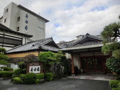 指宿駅からはお宿の送迎で・・・
今回のお宿は「いぶすき秀水園」です。

プロが選ぶ日本のホテル・旅館100選の料理部門で
３１年連続１位受賞という評判を聞き
「吟松」の露天風呂付の部屋から変更しました。