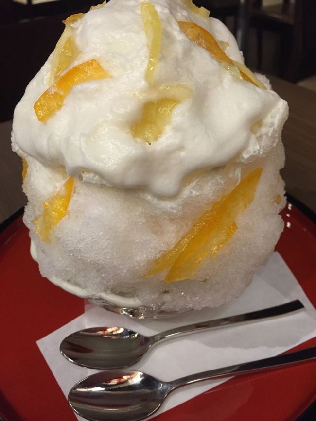 オーダーしたのは夏限定の極み檸檬<br /><br />エスプーマが上からかかっていて、蜂蜜に漬けたレモンピールがほんのり甘く、レモンシロップはちょっぴり酸っぱくて、暑さをクールダウンさせてくれます。さらさらの氷は頭にキーンとならずホワッと口の中で溶けます。<br />絵的にも綺麗でしたよ。<br />かなり大きいので2人で一つで充分の量がありました。<br /><br /><br />