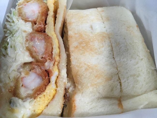 ３切れ入ってます。<br /><br />写真は会場の席で撮ったので見た目はイマイチですが、お味は保証します。<br />海老フライに卵、キャベツ、オリジナルのソースがマッチしてて美味しかった。勿論パンも美味しかったです。<br /><br />ライブのお話はネタバレにもなるので割愛ですm(_ _)m<br /><br />ただ、素晴らしいライブで参戦できてとても良かったです。<br /><br />この日はライブ終了後ホテル近くのお店で<br />夕飯を食べ、就寝しました。<br /><br />