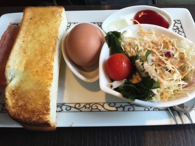 トーストセット<br /><br />飲み物は珈琲をオーダー。<br /><br />他にはマフィンもあります。<br />