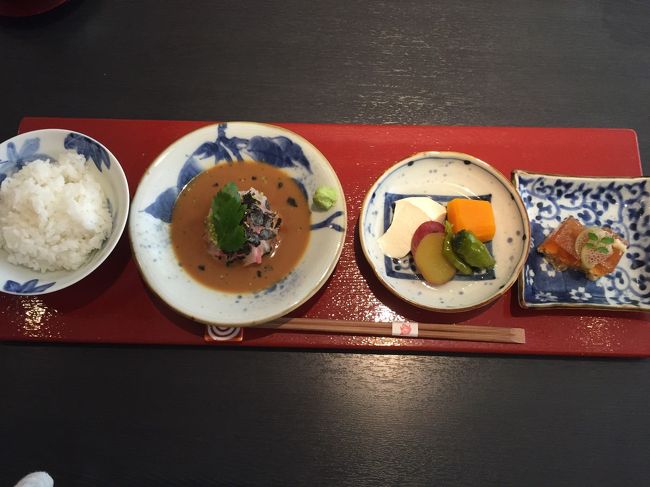 鯛茶漬け御膳<br /><br />一品料理は季節とかで変わると思います。<br />この日は煮こごりに野菜の炊き合わせです。<br />特製のタレに漬け込んだ鯛にピカピカ光った白ごはん。<br /><br />白飯好きの旦那殿、一膳しかないと思いがっかり(*_*)<br />と思いきやお櫃に入ったごはんが出てきました*\(^o^)/*<br />店員さんがお代わり何杯でもどうぞ♪と言われ安心した旦那殿でした。<br />お櫃には三杯以上のごはんが入ってましたが、2人で完食。<br />勿論旦那殿は三杯食べてました。