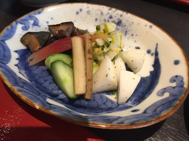 お漬物もこれで一人分。<br /><br />これだけでもごはんが一膳は頂けそうです。<br /><br />この後にはデザートも。