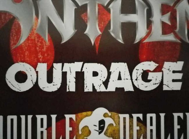 続いて、アウトレイジです。<br />アンセムの弟バンドと言われて、どんな演奏をするのか興味がありました。<br />ツッペリンの「移民の歌」で登場しました。<br />曲の感じはアンスラックスっぽくて、リズムはメタリカっぽかったです、<br />会場の盛り上がりは、一種異様で、前の方のオーディエンスがステージダイブしたりしてて、外国のバンドっぽい雰囲気でした。<br />（ステージダイブは噂には聞いていましたが、実際に目の当たりで見ると迫力がありました）