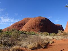 午後からのカタジュタ観光開始。カタジュタはエアーズロックから30ｋｍほど西にあり、エアーズロックとならんでオーストラリア中央部の二大観光スポットである。
通称オルガともよばれ、36もの岩からなる奇岩群。