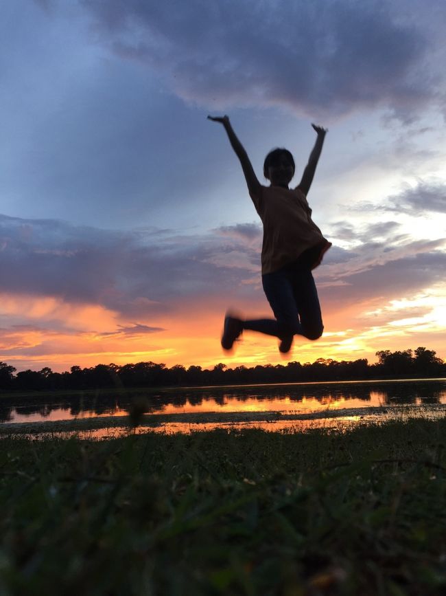 ゆっくり 夕日を見ながら ジャンプして 楽しかった(^O^)／<br /><br />今年の夏休みはカンボジアに旅行に来て 本当に 良かった(^O^)／