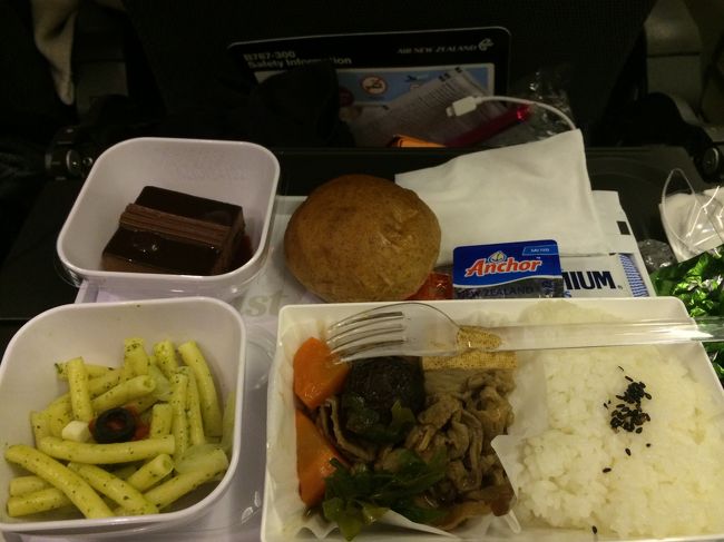 離陸後最初の機内食。<br /><br />すき焼きのようなもの。機内食によくある濃い味つけではなくほどほどで良い感じ。<br /><br />機内エンターテイメントも豊富！日本語で見られるものは少ないようだが、英語で見る映画は眠気を誘うのにちょうどy<br /><br />「ホビット」シリーズをみて気分を高める。<br /><br />使用機材も新しく(エンタメもタッチパネルだし)、とても良いフライドだった。<br /><br />自分のエンタメ画面から飲み物を選んで注文すると持ってきてくれる、という居酒屋のようなシステムもあってとても便利だった。