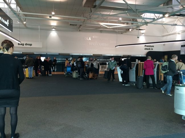 オークランド着。<br /><br />いったんここで荷物を受け取り、荷物をもって国内線ターミナル行きの無料シャトルバスにのり移動。バス停はバスのマークをたどっていき、外にでたらすぐあった。１５分おきだったかな・・？<br /><br />成田でクライストチャーチまでチェックインしていたので、国内線ではなにもせずにBag Dropへ預け荷物をぽいっとするだけでよかった。<br /><br />この時期に日本人観光客はあまり見なかったが、修学旅行生にはやたらと遭遇した。<br />行きの飛行機、乗り継ぎの飛行機、帰りの飛行機・・・<br />帰りの飛行機で遭遇した修学旅行生は、何組かカップルができていた。初々しい〜〜＾＾