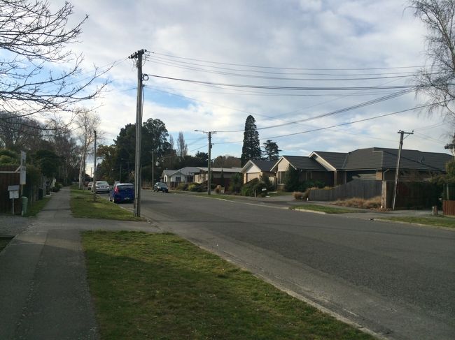 クライストチャーチ着！！<br /><br />日中１０度くらい、夜は雪が軽く積もる気温・・・寒い！<br />発った日本は３５度越えだったからギャップが！<br /><br />クライストチャーチは２０１１年に大きな地震があり、<br />建築物がたくさん破壊されたため、道路も家もほとんど新しい。<br /><br />ホームステイなので滞在は住宅街。<br />中心地までバスで数１０分。この先の滞在もそうだが、NZはバスが<br />使いやすく、難しくないのですごしやすかった。<br /><br />近所のスーパーにある郵便局で、円→NZドルに両替して準備完了！