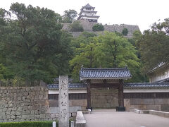 ●丸亀城

築城は、室町の初期。
管領・細川頼之の重臣の奈良元安が亀山に砦を築いたのが始まりのようです。
別名、亀山城、蓬莱城と言われます。