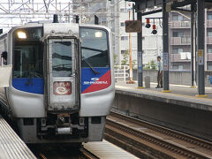 ●特急うずしお号＠JR宇多津駅

さて、移動です。
駅に戻ってきました。
特急うずしお号は、岡山-徳島間を一日二往復しています。
ちょっと複雑で、JR宇多津駅で方向転換、JR高松駅でも方向転換します。