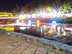 午前中の遺跡巡りで体力を使い切り、ホテル近くのローカルレストランでランチ。
ご飯食べてほろ酔いくらいビール飲んで（大瓶1本中瓶1本）大体5ドル。
プールでプカプカ水死体と化し、クールダウンしたところでお昼寝。

起きたら凄い雨。スコールでした。

夜になって小雨がぱらつく程度になり、ナイトフォトレッスンツアーに。
ぎりぎりになってしまったので集合場所のタプロームホテルまでタクシーで行きます＠2ドル
