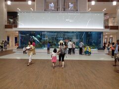 今日は何しようかぁ〜と検討した挙句、新しくできたライカムに行くことに。

ライカムに着いたのはいいけど、広すぎ！大きすぎ！

こんな水槽もあるし！