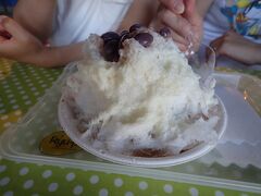 でもうちのかみさんはとなりのカキ氷屋さんでうまそうなものをゲット。

そっちが有名な琉ピンだったのね。

あ、こっちの氷の方がやわらかいのかぁ。
