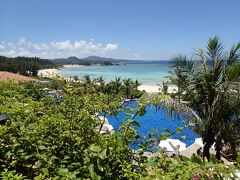 この先も進もうと思ったんですが、以前起こった土砂崩れのせいで、道路が通行止め。迂回ルートでは時間がかかるので、結局やんばるエリアはあきらめました。

そして、ブセナでちょっと買い物に変更。

久しぶりにきたけど、やっぱここのロビーは気持ちがいいね。
