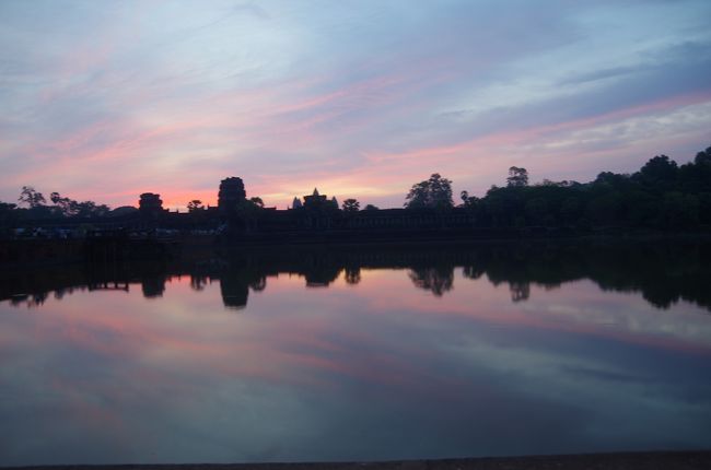 アンコールワットに近づくと既に朝焼けが始まってる