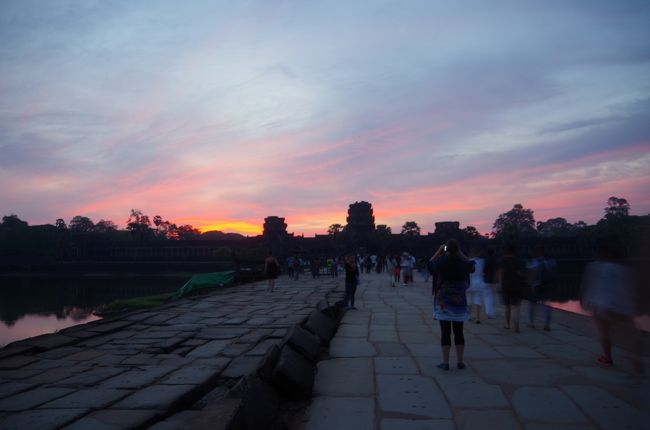 だーかーらー朝っぱらからもめてる場合じゃなかったのに・・・<br />トゥクトゥクのおにいちゃんよ・・・<br /><br />参道を小走りで向かう