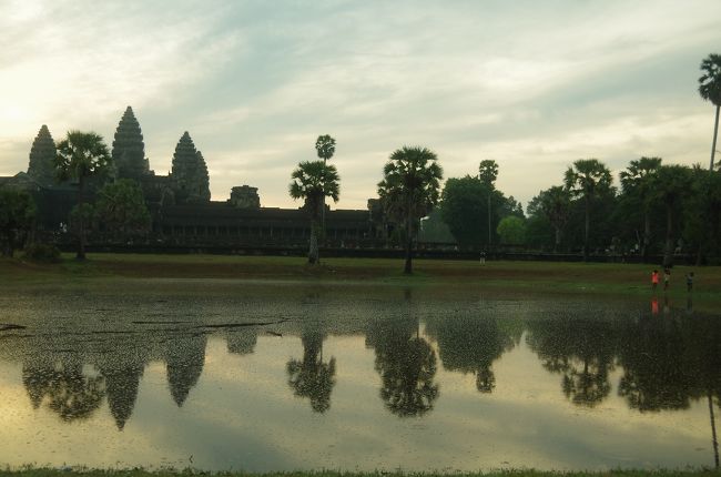 早起きして良かった！<br />いいもの見させていただきました。<br /><br />ではこのまま人がたくさん来る前にアンコールワット内部を見学しましょう