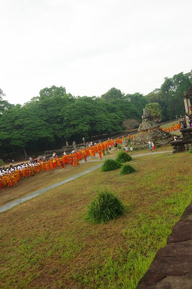 読経が終わりお坊さんたち、ゾロゾロとどこかに行きます