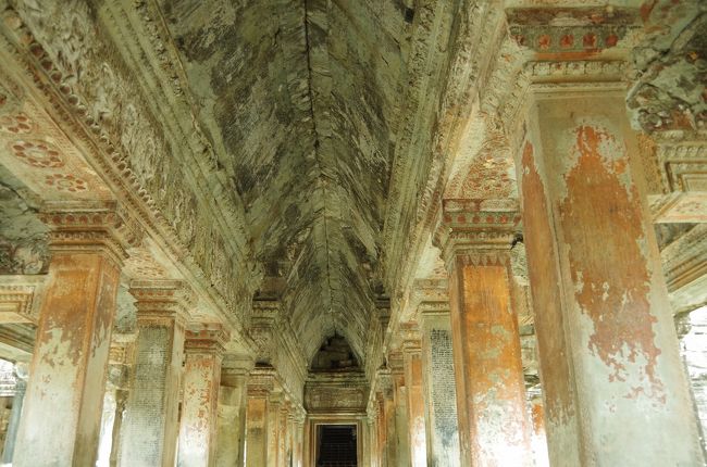 上に目を向けるとこちらも彫刻が綺麗