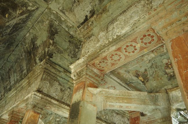 うーん、天井やっぱり綺麗<br />もとは赤かったのかな？