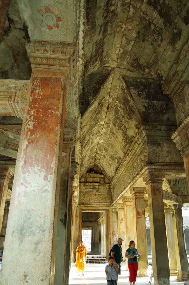 後ろを振り返るとお坊さんがこちらに向かってきます<br />神々しい